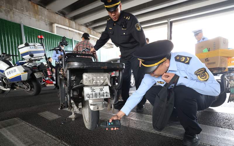 朝阳区市场监管局执法人员对电动自行车进行测速。新京报记者 王贵彬 摄