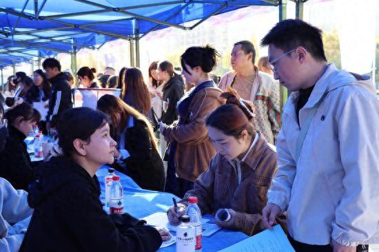 图为招聘会现场,求职者与企业代表交流。胡彩艳 摄