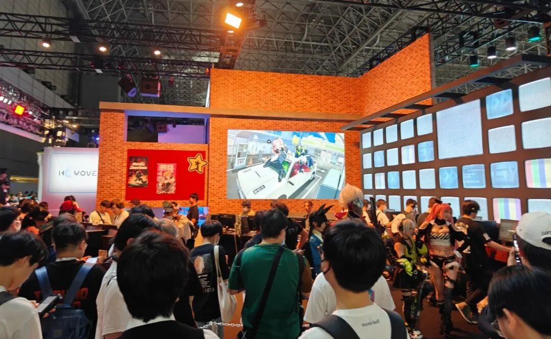 尽管当时其实也已经有米哈游、深蓝这些国产二游厂参展，并在公众日相当有人气，但国内关心这事儿的人就是不太多