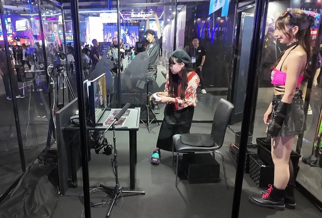 房间里的景象还会对外直播，排我前一位的试玩者被电到不肯再坐回椅子上