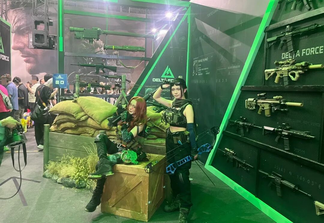 或许你能留意到后方大幅的Snake展板