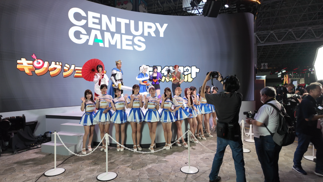 世纪华通在TGS的展台也相当有排场，大屏幕可以呈现3D效果