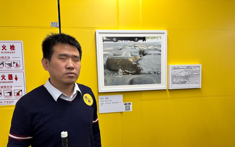 杨青风和他的非视觉摄影作品《盲路》。新京报记者 王贵彬 摄