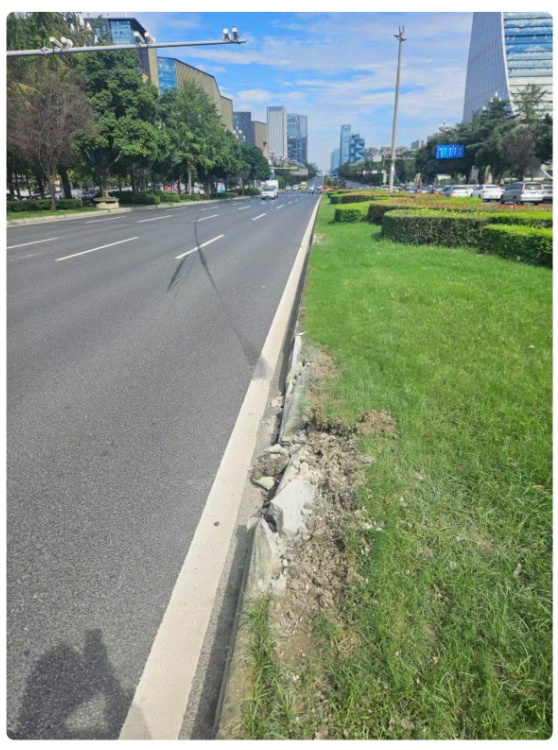 事故画面太过惨烈不放原，只放一个今早网友拍摄的事故现场，粉碎的路牙子大概率就是导致起火自燃的原因。图自网友