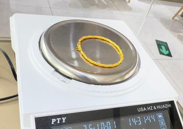 周大福漲價前，顧客突擊買入的金鐲子。記者 陳穎 攝