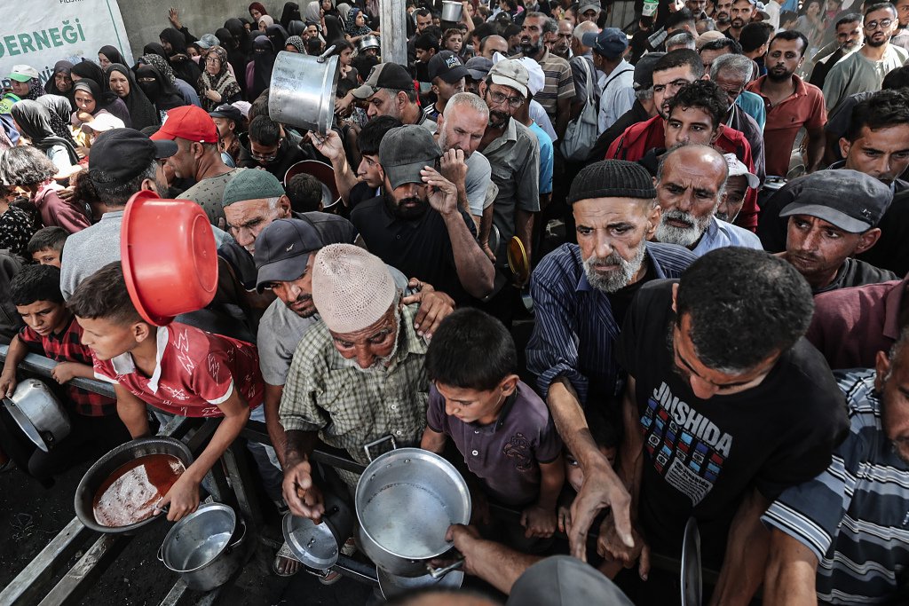當(dāng)?shù)貢r(shí)間2025年10月15日，加沙地帶代爾拜拉赫，努賽賴特難民營(yíng)，人們排隊(duì)等待領(lǐng)取慈善機(jī)構(gòu)分發(fā)的餐食。視覺中國(guó) 圖