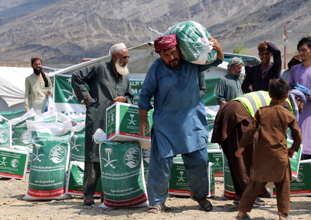 當(dāng)?shù)貢r(shí)間2025年8月31日，阿富汗托爾哈姆，巴阿邊境，阿富汗難民接收慈善機(jī)構(gòu)捐贈(zèng)的援助物資。視覺中國(guó) 圖