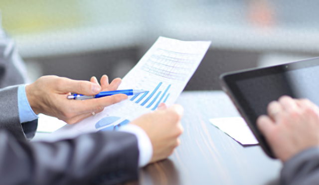 一邊虧損套現，一邊豪擲5000萬(wàn)元資助加盟商：來(lái)伊份的“危局”與“棋局”