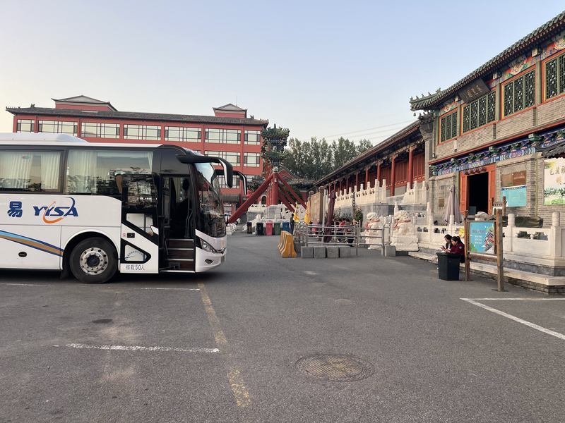 艺麓园门外，停放着多辆旅游大巴车。新京报记者 吴婷婷 摄