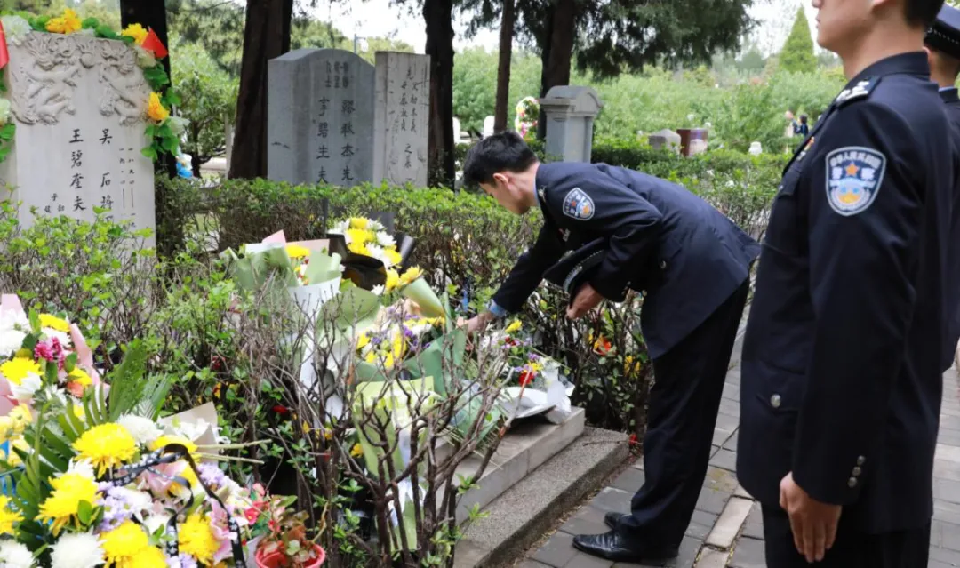 国家安全机关干警代表向吴石烈士敬献鲜花