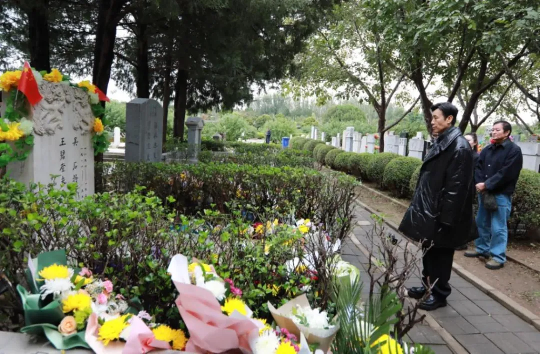 《沉默的荣耀》主创团队向吴石烈士敬献鲜花