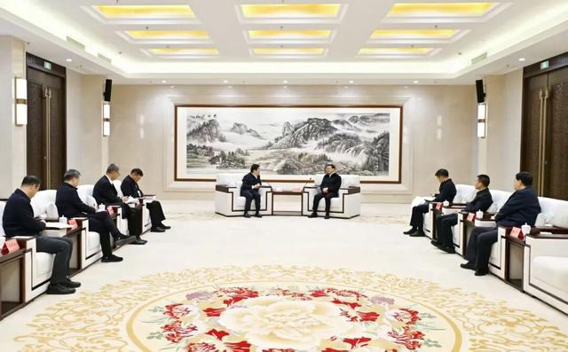 10月17日,自治区党委书记王伟中在呼和浩特会见国家开发银行党委副书记、副董事长、行长谭炯一行。马建兵摄