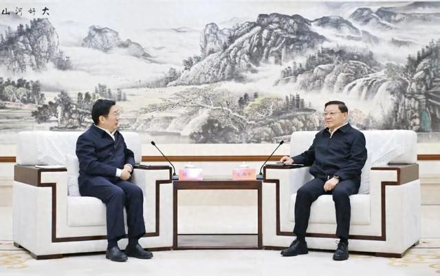 10月17日,自治区党委书记王伟中在呼和浩特会见国家开发银行党委副书记、副董事长、行长谭炯一行。马建兵摄