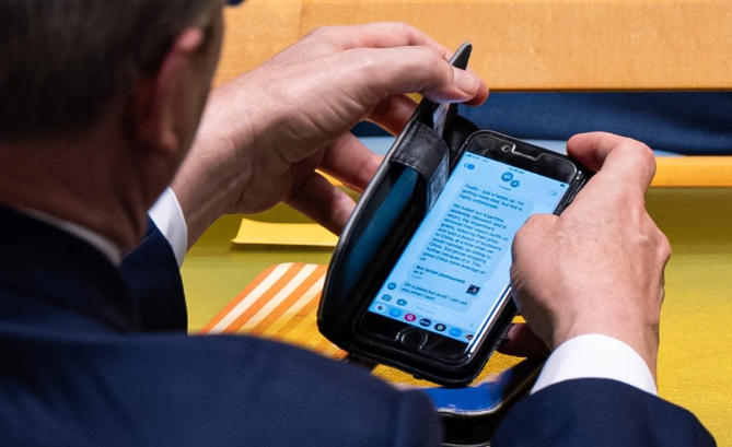 美聯(lián)社拍到貝森特在聯(lián)合國大會期間查看短信，內(nèi)容是對阿根廷降低大豆出口稅的控訴。