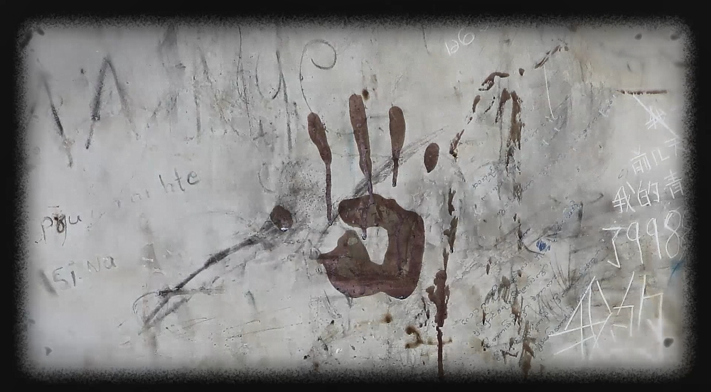 圖為徐發(fā)啟犯罪集團(tuán)關(guān)押電詐人員的小黑屋內(nèi)，墻上留下的血手印。（公安部供圖）