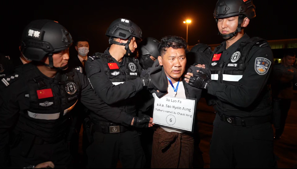 圖為2024年1月30日，徐發(fā)啟從緬甸被押解回國。（公安部供圖）