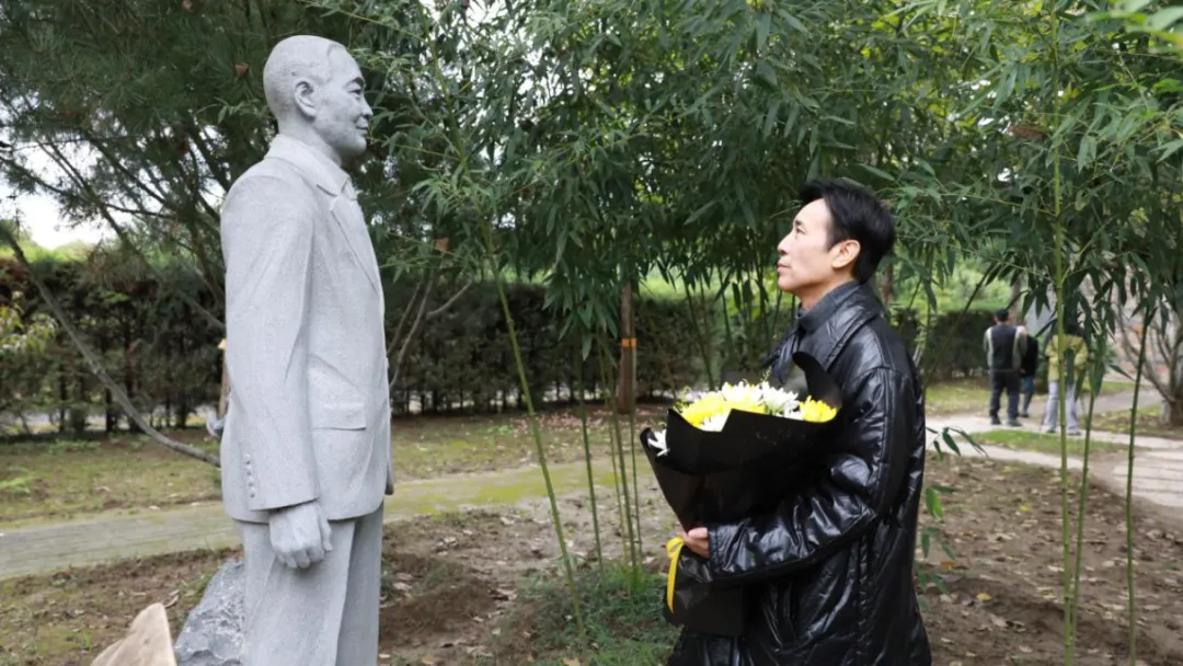 吴石的饰演者于和伟瞻仰吴石烈士塑像