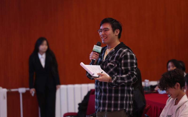 在交流互动环节，学生向李敬泽提问。 新京报记者李木易 摄