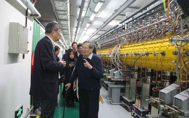 2019年2月,杨振宁参观中国散裂中子源直线隧道,陈和生(左)和杨振宁(右)交流。受访者供图