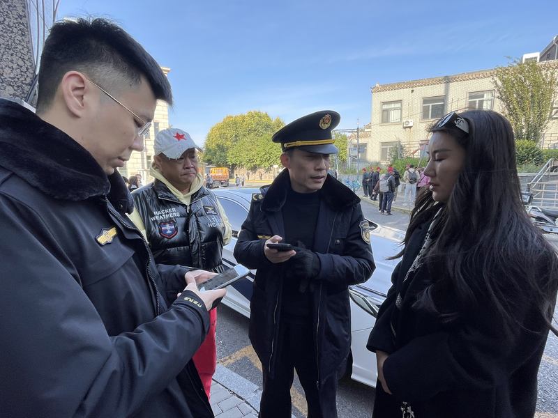 10月18日，北京市文化市场综合执法总队执法人员进行综合检查。新京报记者 吴婷婷 摄