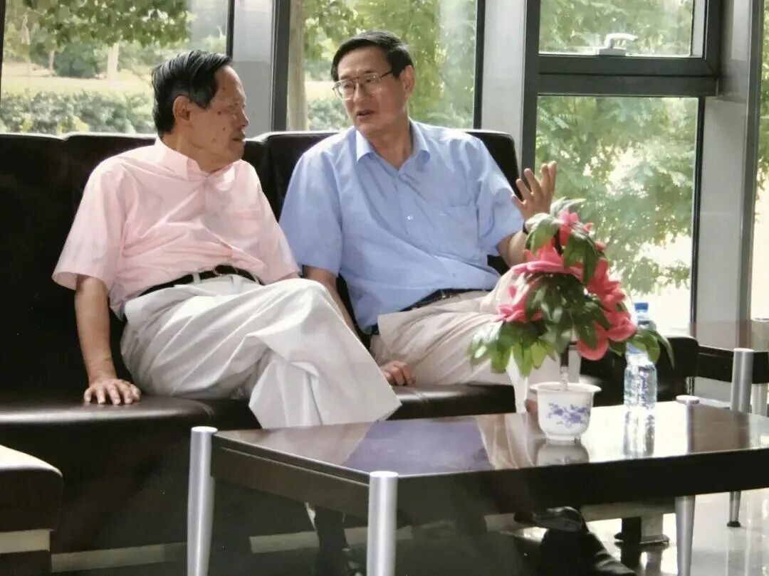 葛墨林在南开大学陈省身数学所向杨振宁先生汇报理论物理研究室工作。