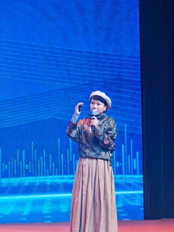 蓝继红在2025读者·领读者大会上发言。中青报·中青网记者 王豪/摄