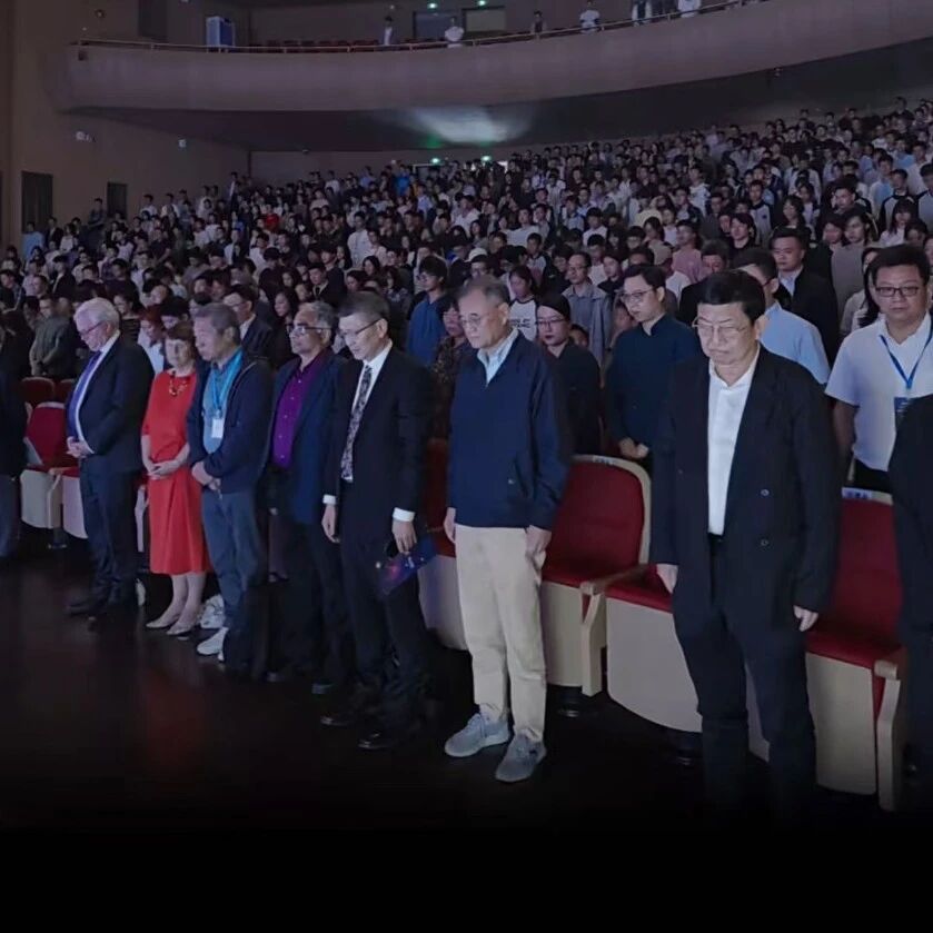 临时改变议程！全场肃立默哀，悼念杨振宁