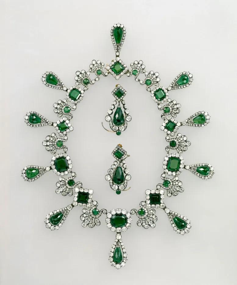 瑪麗-路易絲皇后的祖母綠項(xiàng)鏈和耳環(huán)（資料圖）
