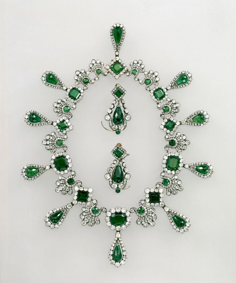 △瑪麗-路易絲皇后的祖母綠項(xiàng)鏈和耳環(huán)（資料圖）