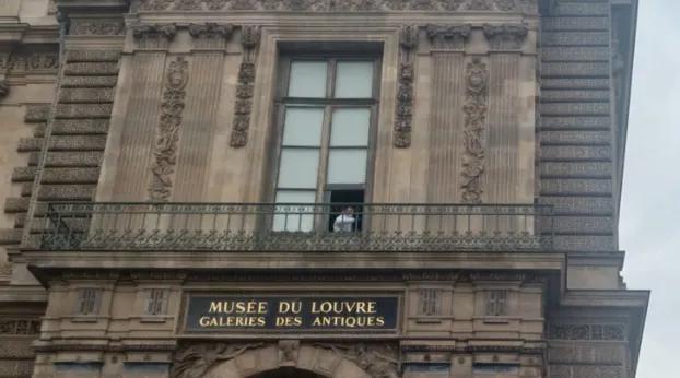 盧浮宮阿波羅畫廊一處玻璃被砸碎，警方技術(shù)人員在現(xiàn)場取證。