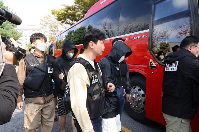 當?shù)貢r間2025年10月20日，韓國洪城，從柬埔寨遣返的韓國公民在出席涉嫌網(wǎng)絡詐騙的逮捕令聽證會后離開法院。視覺中國 圖