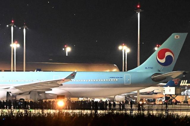 當?shù)貢r間2025年10月18日，柬埔寨干丹省，在柬埔寨因涉嫌網(wǎng)絡詐騙被拘留的韓國人等待登上包機。視覺中國 圖