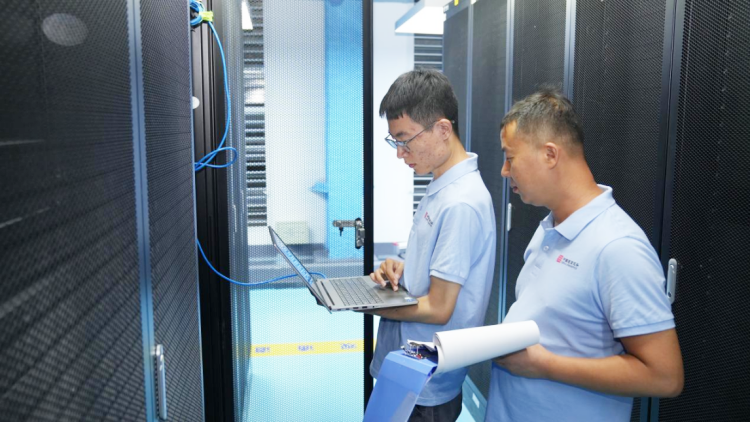 图为工作人员在机房进行设备维护。