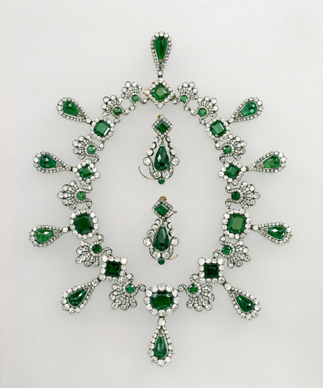 △瑪麗-路易絲皇后的祖母綠項(xiàng)鏈和耳環(huán)（資料圖）