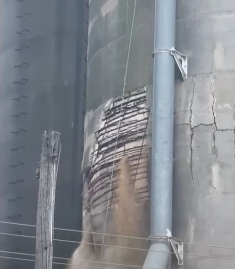 谷倉(cāng)倒塌前已出現(xiàn)結(jié)構(gòu)損壞，水泥破裂，鋼筋外露 視頻截圖