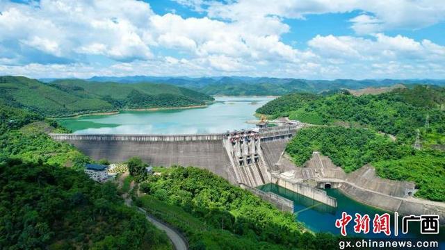 图为百色水利枢纽。 梁永艺 摄
