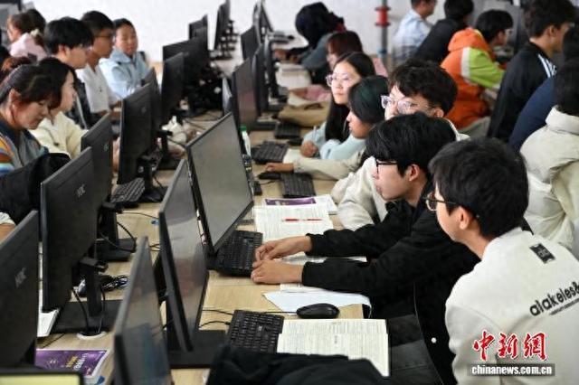 呼和浩特民族学院，大学生在机器学习课堂上，学习智能算法。 中新网记者 刘文华 摄