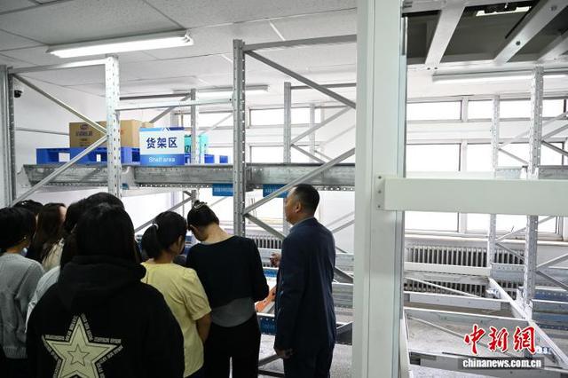 呼和浩特民族学院，大学生学习四向搬运机器人的操作控制原理。 中新网记者 刘文华 摄