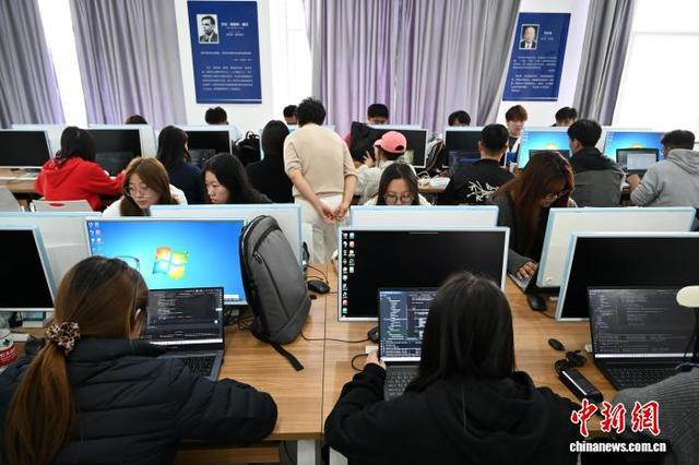呼和浩特民族学院，大学生在人工智能应用系统课上，学习智能系统开发内容。 中新网记者 刘文华 摄