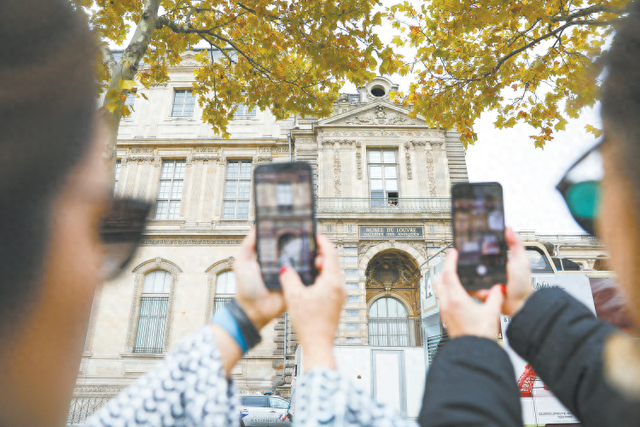總統誓要追查到底，法國輿論：盧浮宮被搶是“國恥”