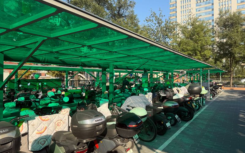 垂杨柳医院的停车棚既能充电，又有消防设施。新京报记者 王贵彬 摄