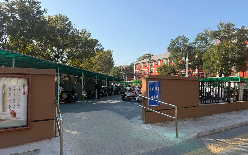 垂杨柳医院外，一处利用闲置空间设置的停车棚已成为不少患者就医停车的首选。新京报记者 王贵彬 摄