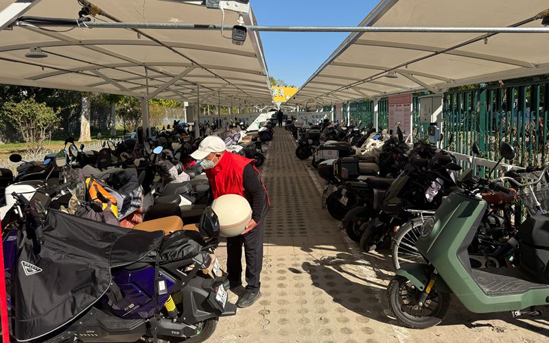 朝阳公园西4门停车场增设一处非机动车停放区，可缓解蓝色港湾商圈的非机动车停放压力。新京报记者 王贵彬 摄