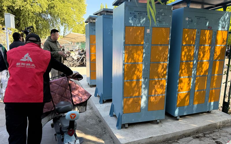 朝阳公园西4门停放区内设有充换电设施。新京报记者 王贵彬 摄