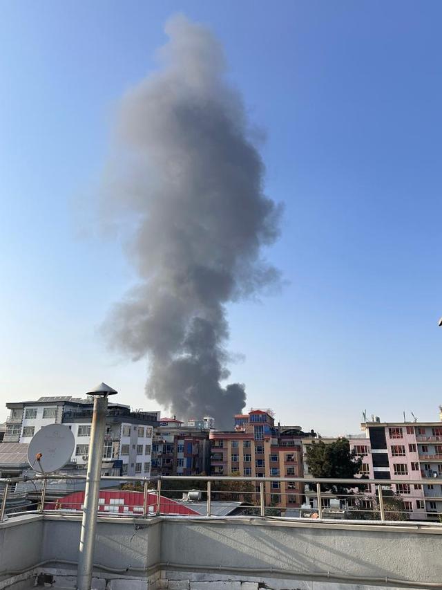 這是10月15日在阿富汗首都喀布爾拍攝的爆炸現(xiàn)場升起的濃煙（手機照片）。新華社發(fā)（蔣春梅 攝）