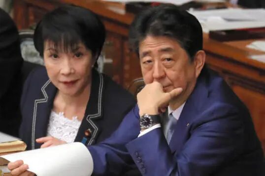 2020年2月，时任日本总务大臣的高市早苗（左）与时任日本首相安倍晋三（右）