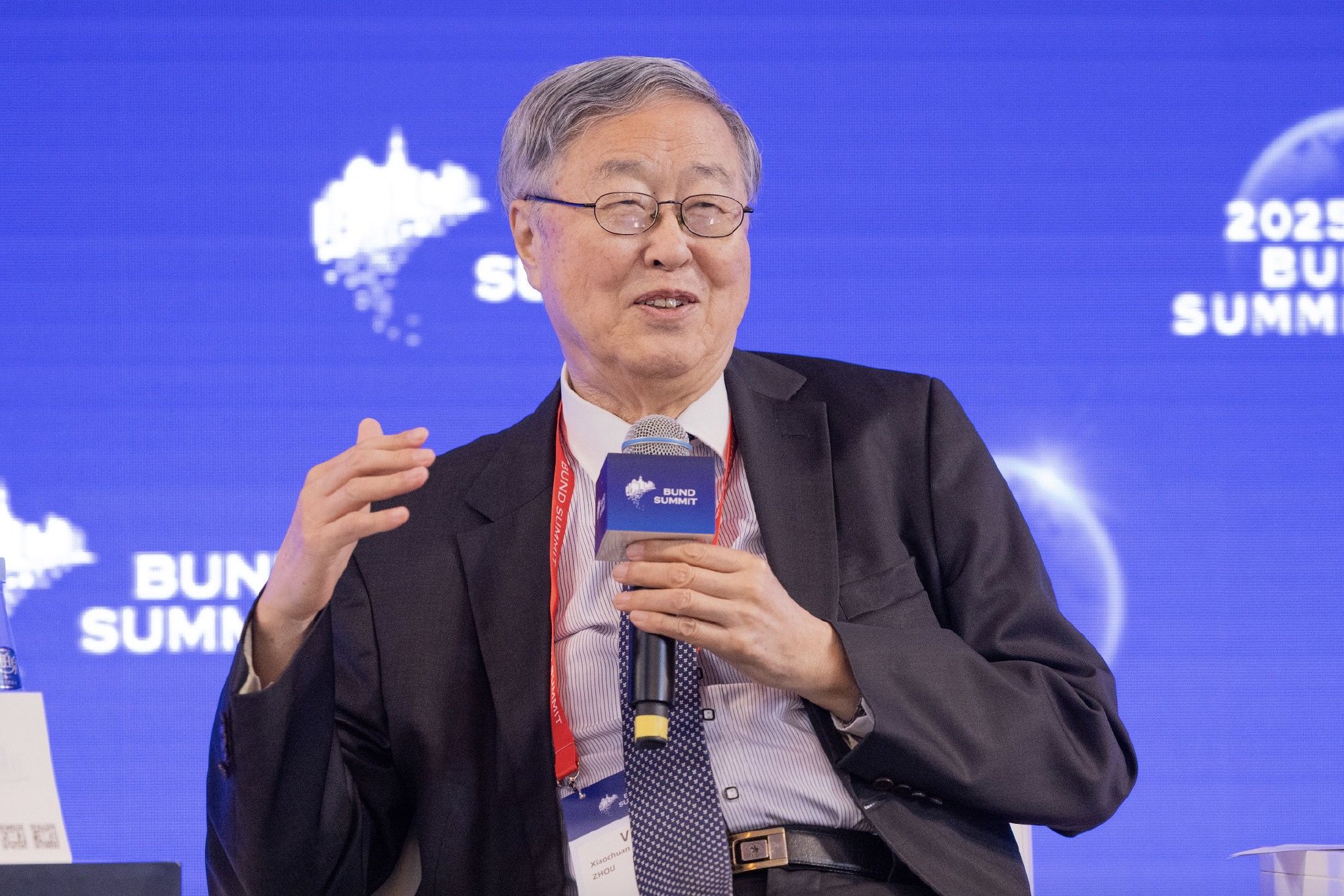 （周小川在圆桌讨论现场。摄影/吴军）