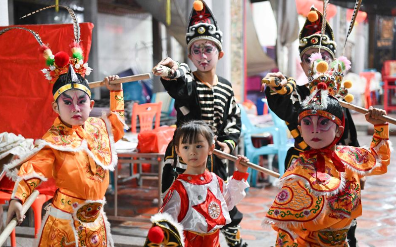 ▲资料图：2024年，汕头市一英歌队排练现场，孩子们正在一起跳英歌舞。图/新华社