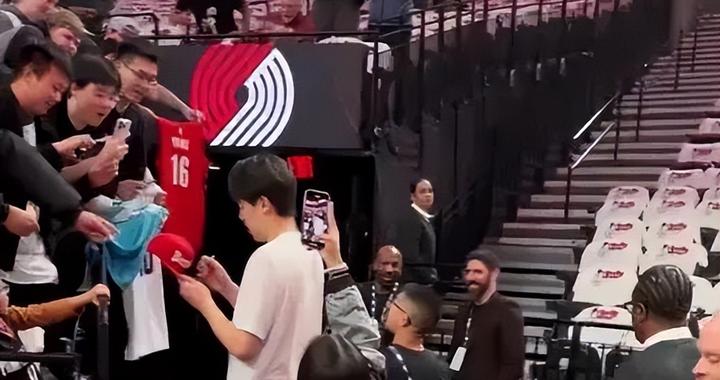 杨瀚森替补登场,成第8位正式登场NBA的中国球员
