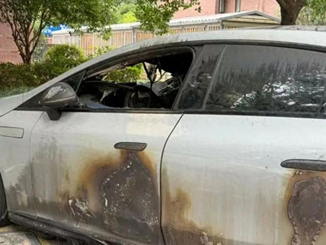 一奔馳電動汽車充電結束后起火，還殃及另外兩輛車：未造成人員傷亡，具體原因待進一步調查